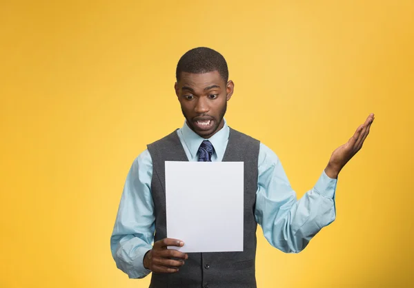 Hombre sosteniendo papel, declaración, sorprendido con malas noticias —  Fotos de Stock