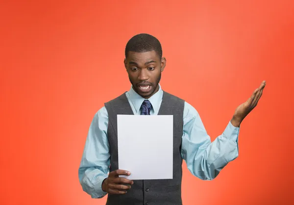 Hombre sosteniendo papel, declaración, sorprendido con malas noticias —  Fotos de Stock