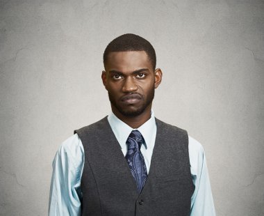 Huysuz, şüpheci, memnun adam