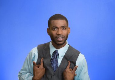 kızgın adam beni demek istiyor?