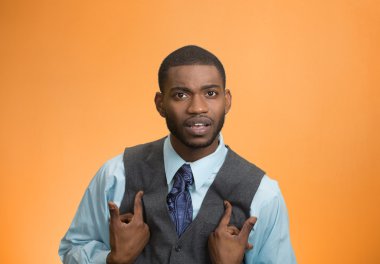 kızgın adam beni demek istiyor?