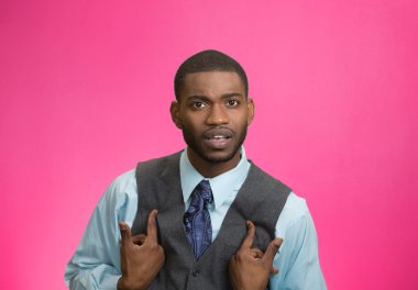 kızgın adam beni demek istiyor?