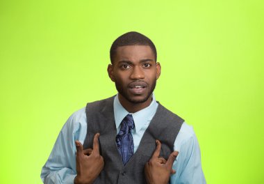 kızgın adam beni demek istiyor?