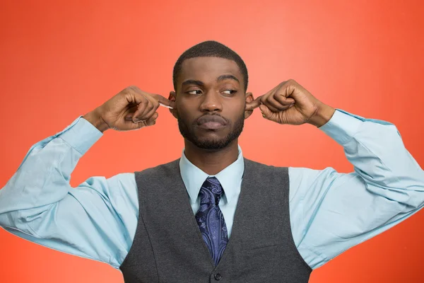 Man sluiten oren vermijden onaangename gesprek, situatie — Stockfoto