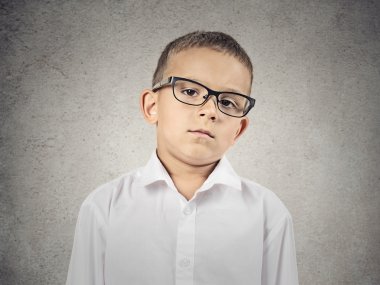 yargısal yüz ifadesi ile çocuk