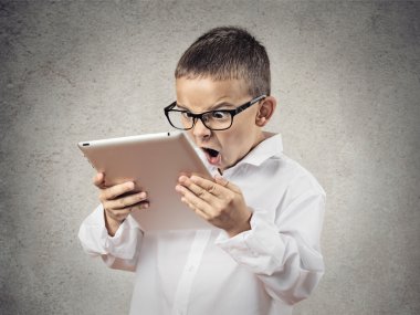 şok, sinirli çocuk pad bilgisayar kullanma