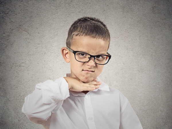 Злой мальчик, маленький человек просит вырезать его
