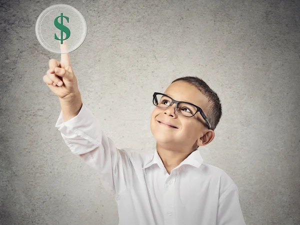 Jongen aan groene dollarteken te raken — Stockfoto