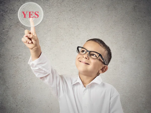 Niño feliz tocando el botón sí — Foto de Stock