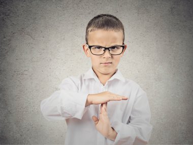 Çocuk saat hareketi el ile gösterilen