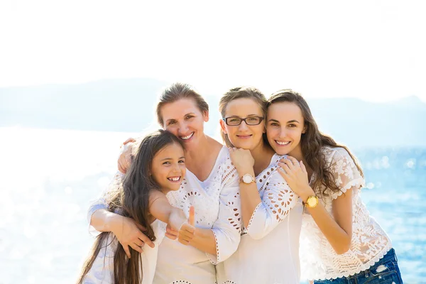 Feliz familia de tres generaciones en vacaciones de verano en la orilla del mar —  Fotos de Stock