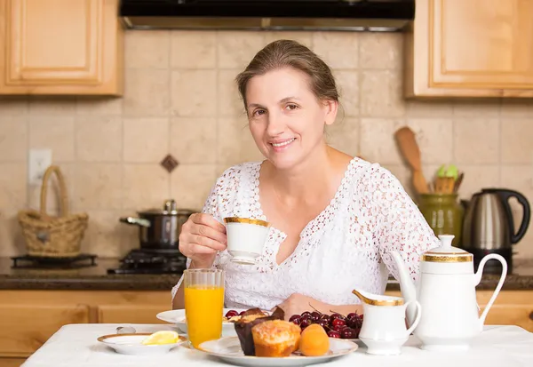 중간 나이 든된 여자는 주방에서 아침 식사 — 스톡 사진