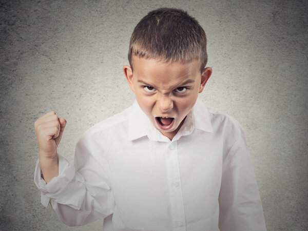 Злой мальчик кричит, что-то требует
