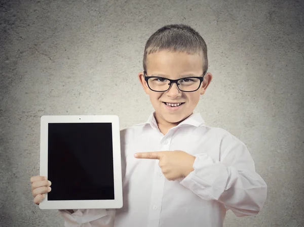 Pojke visar sin nya pad dator — Stockfoto