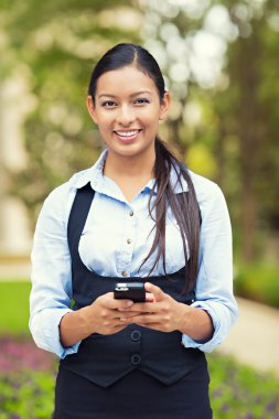 akıllı telefon kullanan mutlu bir iş kadını