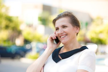 bir telefonda konuşmak mutlu bir kadın