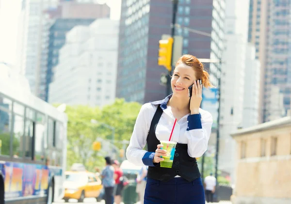 在纽约市曼哈顿的智能手机的女商人 — 图库照片