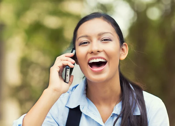 Smějící se žena mluvila na telefonu — Stock fotografie