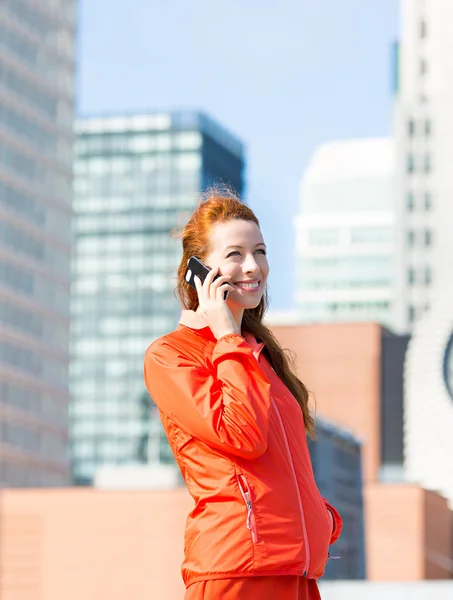 Bir telefonda konuşurken Kentsel şehir kız — Stok fotoğraf