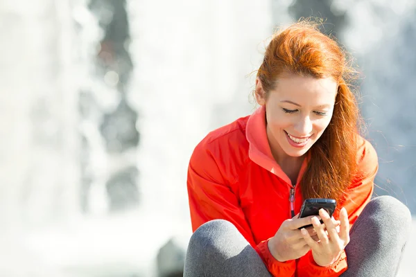 Szczęśliwa kobieta SMS na telefon — Zdjęcie stockowe