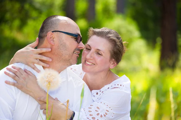 Gelukkige volwassen paar weekenddag genieten in een park — Stockfoto