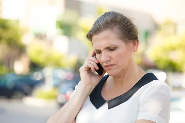 Smutné, zdůraznil žena mluvila na telefonu — Stock fotografie