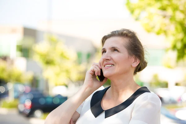 Femme heureuse parlant sur un téléphone — Photo