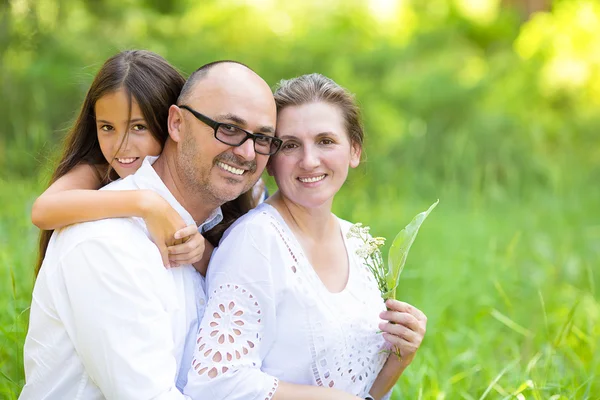 Família feliz ao ar livre — Fotografia de Stock