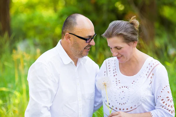 Feliz casal maduro desfrutando dia de fim de semana em um parque — Fotografia de Stock