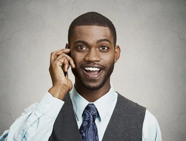 Homem feliz falando no telefone inteligente — Fotografia de Stock