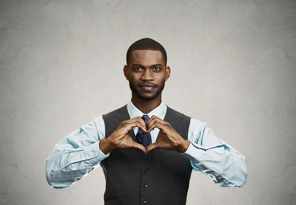 El hombre feliz hace corazón usando los dedos — Foto de Stock