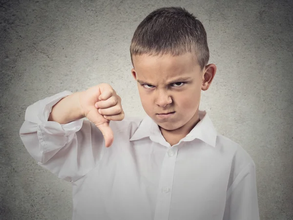 Ragazzo che dà Pollici Giù Gesto — Foto Stock