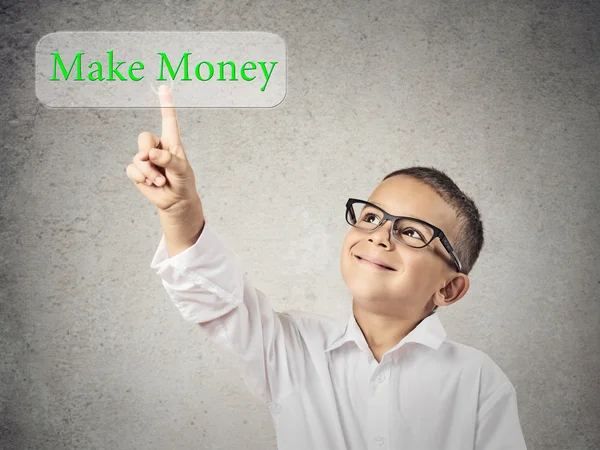 Kleiner Mann drückt Make Money-Taste auf Touchscreen — Stockfoto