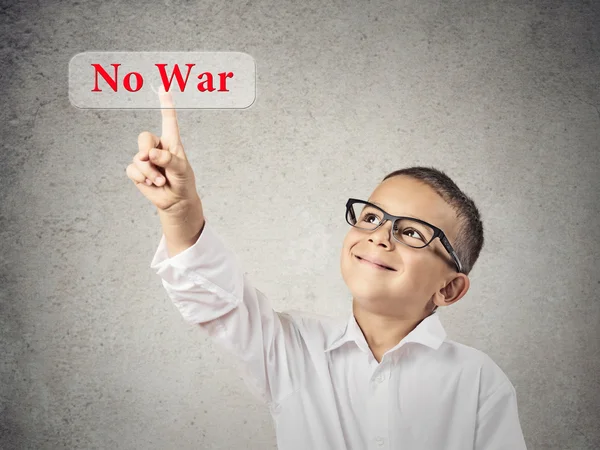 Мальчик нажимает на кнопку "Нет войне" — стоковое фото