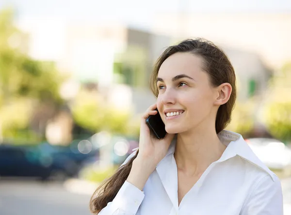 Bir telefonda konuşmak mutlu bir kadın — Stok fotoğraf