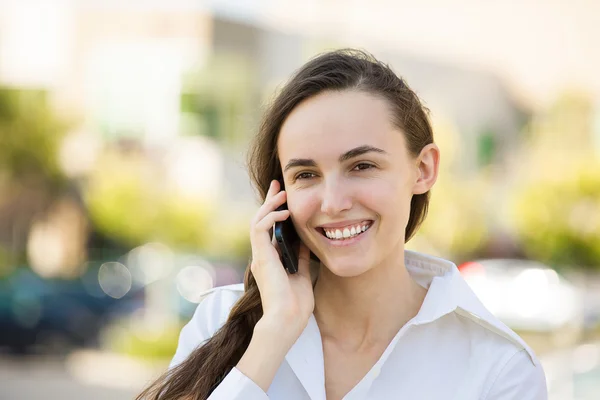 Šťastná žena mluvila na telefonu — Stock fotografie