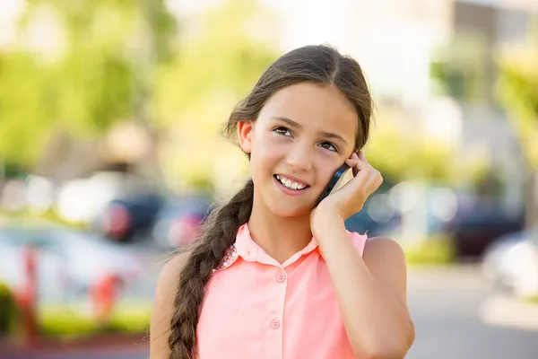 Chica feliz hablando en el móvil, teléfono inteligente — Foto de Stock