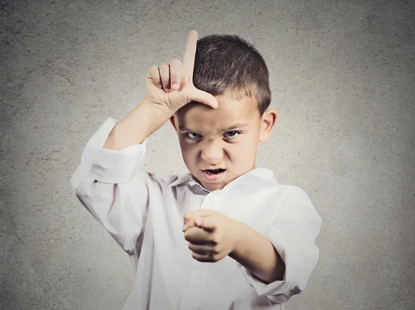 Boos jongen verliezer teken weergeven — Stockfoto