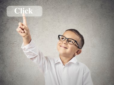 boy bastırıyor düğmesini tıklatın