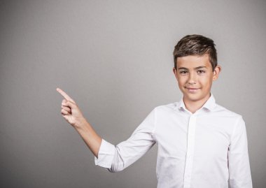 genç adam kopya alanı işaret