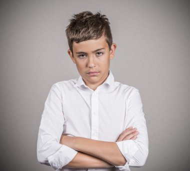 şüpheci rahatsız genç çocuk