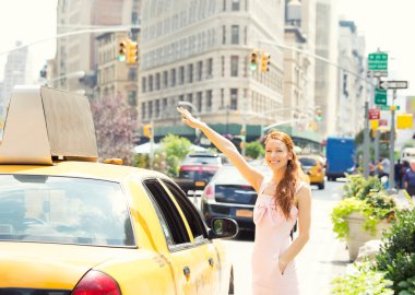 mutlu bir kadın taksi manhattan new York'ta yağıyor