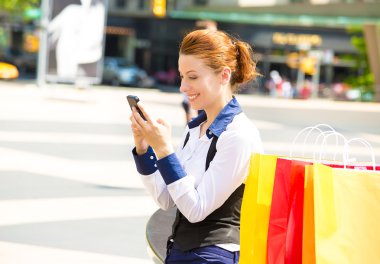 mutlu kadın manifatura manhattan'ın cep telefonunda alışveriş nyc