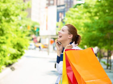 Manhattan'da bir telefonda konuşmak mutlu alışveriş kadın nyc