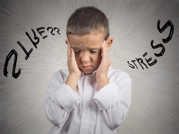 Criança estressada, com dor de cabeça — Fotografia de Stock