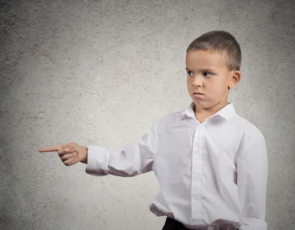 Niño infeliz señalando con el dedo a alguien, algo —  Fotos de Stock