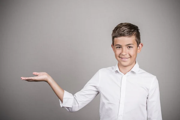 Lächelnder Typ gestikuliert links mit Handfläche in den Raum — Stockfoto