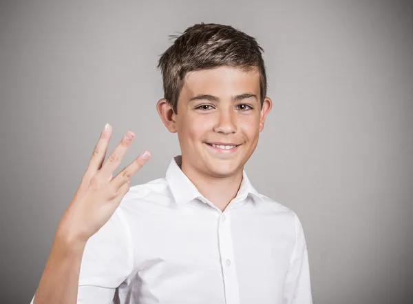 Teenager zeigt drei Finger, Geste Nummer drei — Stockfoto