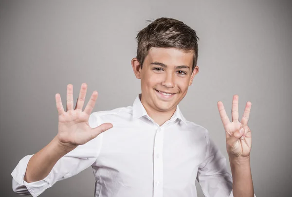 Šťastný teenager zobrazeno osm prstů, číslo 8 gesto — Stock fotografie