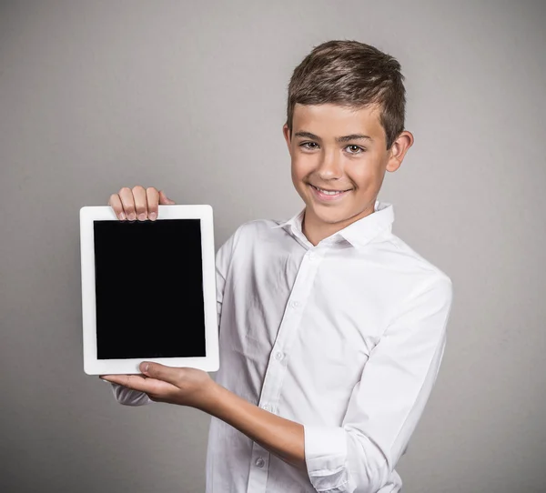 Счастливый подросток показывает свой новый компьютер — стоковое фото